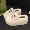 Chinelos fofos de uma palavra para celebridades da internet para mulheres, adequados para usar fora, versáteis, nova moda, casa, outono/inverno 2026, chinelos de algodão, sola grossa
