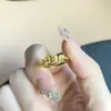 Novo Anel Artesanal Tradicional Dourado Estilo Chinês "Dinheiro Vem Rápido" com Acabamento de Luxo, Design de Nicho, Anel do Ano do Cavalo do Zodíaco para Mulheres