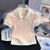 Camiseta Curta Doce e Feminina de Nicho para Mulheres 2026 Verão Novo Estilo Patchwork Falso Duas Peças Gola Polo Top com Strass