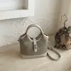 Bolso Tote Pequeño Super Caliente Esenciales de Oficina para Mujer 2026 Nuevo de Moda Popular de Verano Bolso Cubo Cruzado de un Solo Hombro