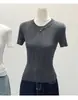 Atuendo versátil minimalista gris liso, top de punto acanalado de manga corta ajustado para mujer, nuevo top de cuello redondo verano 2026