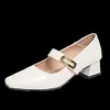 Sapatos femininos de mola 2026, estilo francês, bico quadrado, salto grosso, couro macio, decote baixo, salto médio, sem cadarço, tira única, moda para o dia a dia, versão coreana