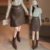 Falda de cuero mujer otoño invierno sentido del diseño dobladillo empalmado media falda falda midi de cuero de cintura alta falda línea A mujer color café