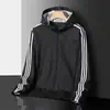 Jaqueta Corta-Vento com Capuz e Listras Três Listras Nova para Outono/Inverno 2026 Cardigã Fino com Zíper Tendência Campus Esportivo Roupas para Casal