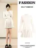 Vestido de tricô branco para mulheres, estilo outono curto, adequado para usar em camadas ou sozinho, com adição de fleece, saia curta Berkeley, conjunto de estilo doce