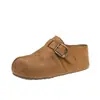 Mules Birkenstock estilo fechado com sola grossa para aumentar a altura, para mulheres, adequadas para uso ao ar livre, novo modelo verão 2026, chinelos de encaixe com imitação de dedo dividido