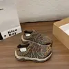 Venta al por mayor transfronteriza de zapatillas deportivas casuales nuevas y transpirables para mujeres menudas, zapatillas versátiles de suela gruesa, zapatillas cómodas para correr para mujeres