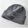 Chapéu de Tricô Liso Bordado Linha Casual para Homens e Mulheres, Chapéu de Lã Casual Versátil e Quente para Proteção das Orelhas para Casais em Viagens