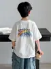 Camiseta de Verão com Manga Curta para Meninos 2026 Novo Estilo Verão Infantil Manga Meia-Manga Top Estiloso para Crianças Maiores, Moderno e Leve