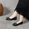 Zapatos planos de mujer de una sola pieza 2026 otoño suela blanda superficie suave pedrería de fuegos artificiales slip-on mocasines de boca poco profunda
