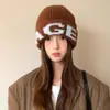 Chapéu de lã tricotado retrô estilo japonês para mulheres, novo gorro quente de outono e inverno 2025 com proteção para as orelhas, chapéu de trabalho versátil e que afina o rosto