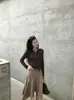 Saia de Camurça Assimétrica Khaki "Preguiçosa e Solta" de Zeng Yuer para Mulheres, Apresentando uma Barra Larga para um Visual Romântico e Emagrecedor