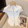 Cárdigan de Punto Coreano de Manga Corta con Cuello en V de Botonadura Única para Mujer Verano Nuevo Estilo Ajustado Top Corto en el Hombro Derecho