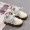 Zapatos estilo alemán para niñas estilo coreano 2026 nuevos tenis de suela gruesa para niños bordado lindo estudiantes de primaria casuales zapatos blancos modernos