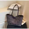 Bolsa Tote de Textura de Alta Qualidade para Mulheres Grande Capacidade Bolsa de Axila Estilo Ins Veludo Estampado de Leopardo Retrô Bolsa de Ombro Transversal para Mulheres