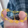Pulseira de trevo de quatro folhas oca banhada a ouro vietnamita para mulheres, luxo leve com toque de alta qualidade, imitação de ouro que não desbota por muito tempo, joias de nicho atacado