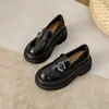 Mocassins de sola grossa ultraleves com altura oculta para mulheres, slip-on, estilo britânico, sapatos de couro novos, sapatos pretos populares de camada única