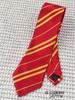 Corbata larga con diseño de manos que rodean a la escuela Hogwarts de Harry Potter, roja, verde, azul y amarilla, de poliéster y seda.