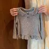 Moderna y versátil, nuevo top de encaje de manga larga para niña con lunares grises para primavera y otoño, resistente a la suciedad
