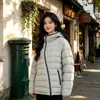 2026 Estilo Nuevo Cremallera Diagonal Ligera Holgada con Capucha Estilo Pareja Chaqueta de Algodón Moda Femenina Tallas Grandes Abrigo de Algodón Acanalado