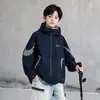 Jaqueta de outono para meninos com cordões, estilosa e legal, casaco infantil três em um da moda para primavera e outono, peça externa moderna e legal para crianças mais velhas