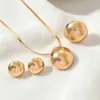 Conjunto de joias circular metálico para mulheres, apresentando um estilo de alta qualidade, simples e único, incluindo um colar gargantilha, brincos e anel