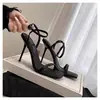 Sandalias negras de tacón alto para mujer, un estilo clásico de verano con diseño de una sola tira, tacón delgado y una nueva colección 2026 para un look sofisticado y elegante