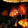 Día de Año Nuevo Linterna de Peces Dorados Portátil Accesorios Año del Caballo PVC Patrimonio Cultural Inmaterial Linterna Koi Hecha a Mano DIY Bolsa para Niños Linterna de Carpa