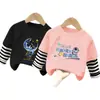 Camiseta Listrada Patchwork de Manga Longa Infantil, Modelo Novo Estiloso e Moderno para Meninos, Algodão Puro, Caimento Solto, Camiseta Base Top para Primavera e Outono