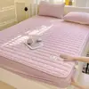 Lençol de elástico impermeável acolchoado novo personalizável de três camadas, colcha de peça única de algodão lavado, conjunto de fronhas de três peças