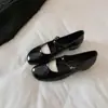 Versão em pele de ovelha do Mary Jane feminino coreano de nicho estilo francês 2026 novo estilo bico fino salto grosso sapatilhas, perfeito para combinar com saias e criar um look chique e profissional