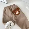 Calças compridas infantis com forro de fleece, calças jogger casuais de veludo cotelê para outono e inverno com bolsos fofos para meninos, calças lanterna de bebê, da moda