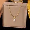 Fronteiriço Internacional Mais Vendido Tema de Moda Personalizado Micro-incrustação de Zircônio Completo Grande V Clássico Aço Titânio Banhado a Ouro Real 18K Pingente Clavícula
