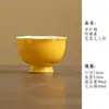 Juego de té de cerámica amarillo limón con detalles dorados, que incluye una taza con tapa, tetera, taza de maestro, taza de degustación, taza de té, soporte para tetera, posavasos y taza de equidad