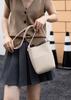 Bolso de mano ligero y sencillo de piel de vaca de nueva capa, bolso cruzado tipo cubo para mujer, bolso de hombro ajustable con nudo de cuerda.
