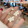 Brincos de Flor de Pérola Branca Estilo Coreano Super Fada Personalidade Feminina Moda Celebridade da Internet Brincos de Luxo Brincos de Nicho de Verão