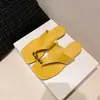 Chanclas de dedo con punta cuadrada y suela plana para mujer, estilo caluroso de verano 2026, adecuadas para combinar con faldas, estilo vacacional casual, sandalias de tacón grueso para uso en exteriores