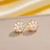 Pendientes de cobre con incrustaciones de diamantes, los más vendidos transfronterizos europeos y americanos, pendientes de botón exquisitos y únicos de celebridad de internet retro para mujer, versátiles y de alta gama