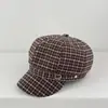 Novo chapéu octogonal xadrez vintage para mulheres, faz o rosto parecer menor, versátil e moderno, com fivela de metal, boina estilo coreano para outono e inverno