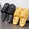 Pantuflas de baño de verano para mujer, pantuflas antideslizantes para baño, pantuflas ligeras huecas antideslizantes para interior del hogar para hombre