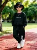 Conjunto de Moletom Outono para Meninos 2026 Novo Conjunto Esportivo Duas Peças Infantil Estilo Streetwear Cool Marca Tendência