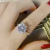 Lujo ligero estilo Singapur nicho imitación cristal incrustado flor de circonita popular lujo exquisito anillo brillante para mujer