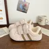 Tênis Branco com Bolinhas de Velcro Feminino 2026 Outono Inverno Novo Estudante Versátil Tênis de Treino Alemão Plus Veludo Casual Tênis de Plataforma Rasteira