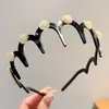 Diadema de Nuevo Estilo 2026 con Diseño de Corona Alta, Elegante Pasador de Perlas Artificiales, Diadema de Lujo Ligero Inspirada en Chanel para Uso Diario con Dientes