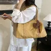 Bolso de mano de gran capacidad transfronterizo para mujer, nuevo y moderno 2026, superficie suave, textura de tachuelas, para hombro y cruzado