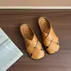 Chinelos de fundo plano, design slip-on trançado, bico fechado, meias-calças para mulheres, uso externo de verão, 2026, saia com senso, romano retrô
