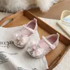 Sapatos Pequenos de Couro para Meninas 2026 Novo Verão Infantil Estilosos com Lantejoulas Sapatos Individuais Menina Princesa Mocassins de Solado Macio Bebê