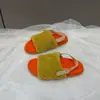 Pantuflas peludas de diseño colorido y contrastante, sandalias de una tira para mujer, colección de otoño 2026 de moda, sandalias planas de moda