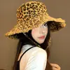 Chapéu de Pescador Dobrável Novo Estilo para Mulheres com Estampa de Leopardo, Bordas Franjadas, Cordão, Aba Larga, Proteção Solar, Chapéu de Caminhada ao Ar Livre de Verão Que Faz o Rosto Parecer Menor
