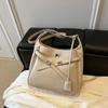 Bolsa Tote Fashion Retrô de Cor Sólida Feminina 2025 Nova Casual Grande Capacidade Tendência Versátil Bolsa de Ombro Bolsa de Braço